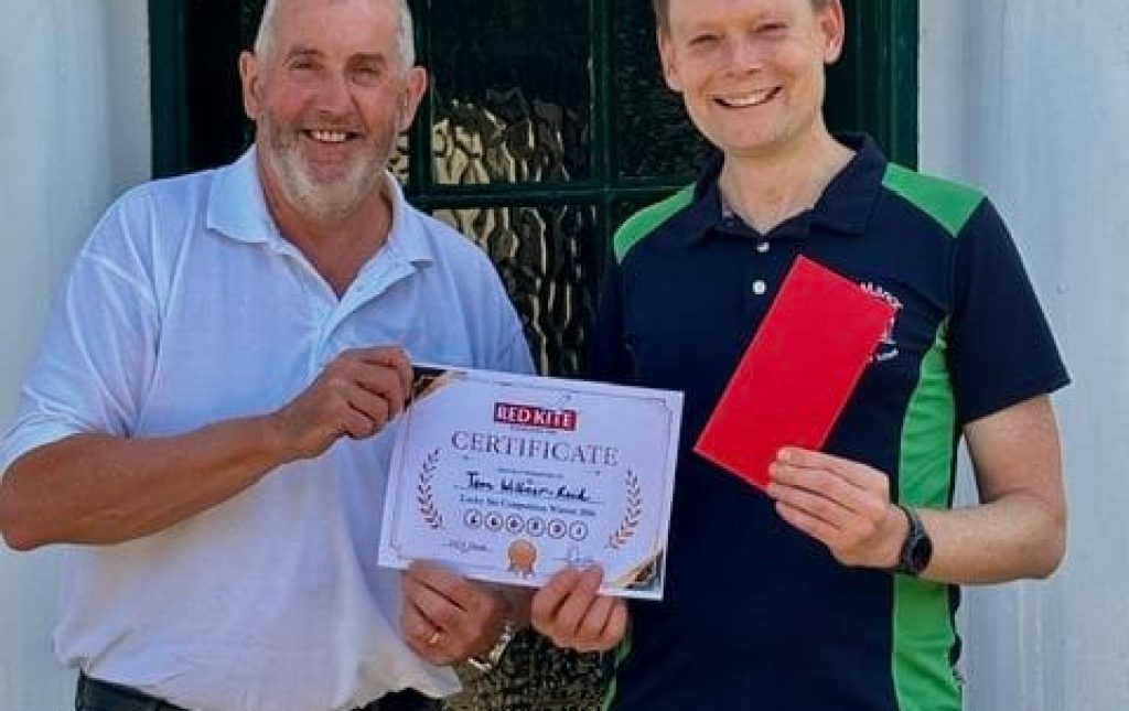 Jon & Tom showing lucky 6 prize